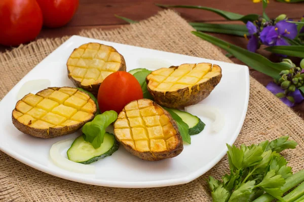 Patatas al horno con verduras en el color de fondo. Mesa de madera. Primer plano —  Fotos de Stock