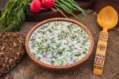 Soğuk çorba okroshka. ahşap arka plan