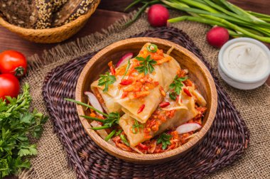 Bir kase domates soslu lahana rulo. ahşap arka plan. Üstten Görünüm