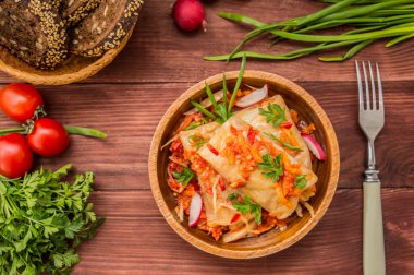 Bir kase domates soslu lahana rulo. ahşap arka plan. Üstten Görünüm