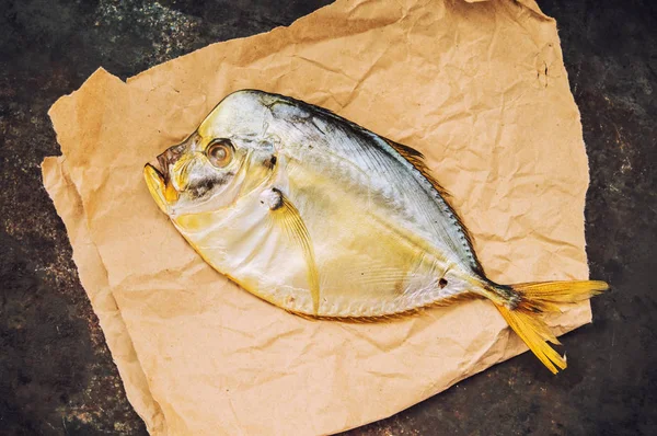 Füme balık Vomero ve baharat eski siyah masa — Stok fotoğraf