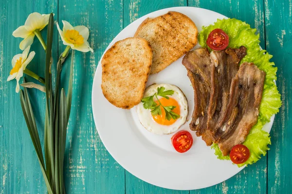 Engelsk frukost - stekt ägg, tomater, bacon och rostat bröd. Ovanifrån — Stockfoto