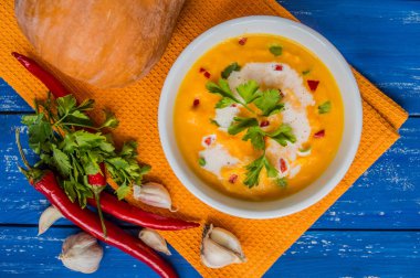 Kabak ve krem çorbası. Mavi ahşap arka plan üzerinde. Üstten Görünüm