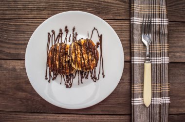 Cheesecakes ahşap arka plan üzerinde çikolata kaplı. Üstten Görünüm