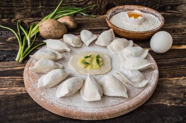 Çiğ köfte patates ahşap oyun tahtası ile. Rustik arka plan