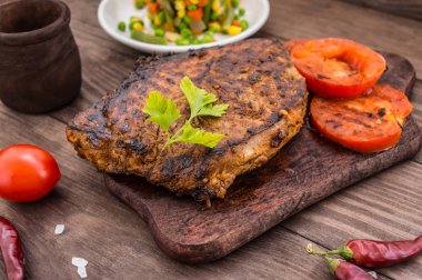 Ahşap bir gemide baharat ile ızgara biftek. Ülke büfesi. Üstten Görünüm