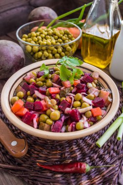 Ahşap arka plan üzerinde pancar salatası salata. Üstten Görünüm