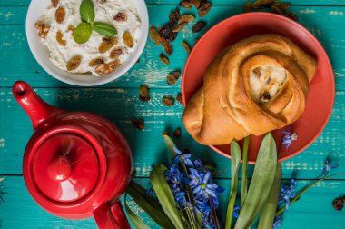 Turkuaz ahşap arka plan üzerinde Cheesecake