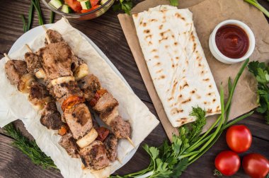 Sebzeli şiş üzerinde ahşap arka plan pişmiş domuz