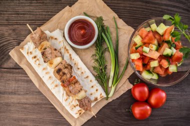 Sebzeli şiş üzerinde ahşap arka plan pişmiş domuz