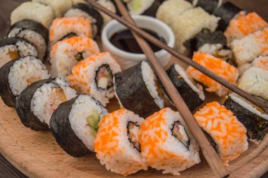 Suşi ayarla sashimi ve rulo ahşap bir gemide. arka plan