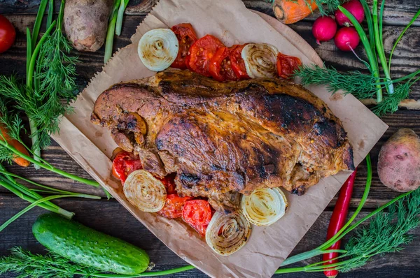 Gegrilde biefstuk met groenten. Op een houten achtergrond. Bovenaanzicht — Stockfoto