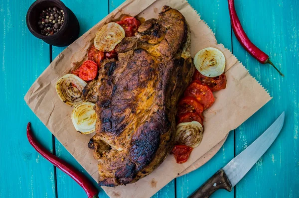 Gegrilde biefstuk met groenten. Op een houten achtergrond. Bovenaanzicht — Stockfoto