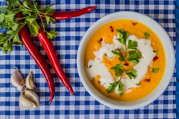 カボチャとクリーム スープ。青い木製の背景。トップ ビュー — ストック写真