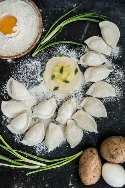 Raw dumplings with potatos on an old table. Top view — Stock Photo, Image