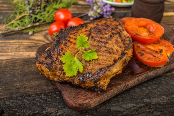 Filete a la parrilla con especias en una tabla de madera. Buffet de campo. Vista superior —  Fotos de Stock