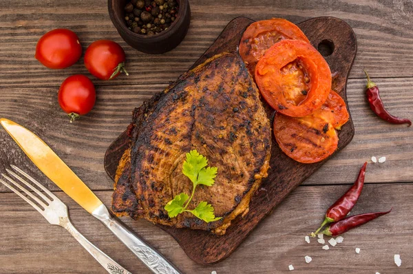 Bistecca alla griglia con spezie su una tavola di legno. Buffet di campagna. Vista dall'alto — Foto Stock