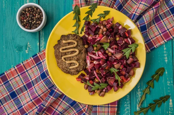 A céklát és a türkiz fa háttér steak saláta dresszinggel — Stock Fotó