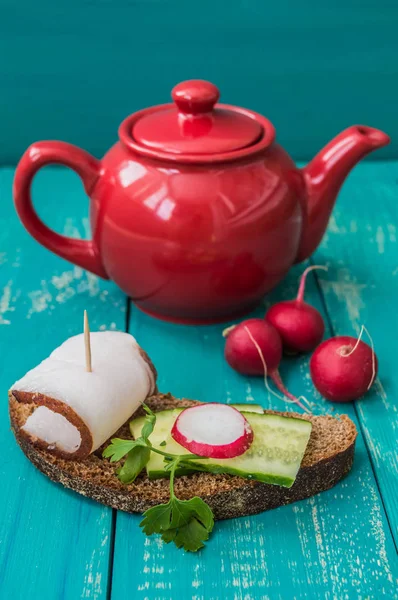 Canapes with black bread, bacon, cucumber and radish. — Stock Photo, Image