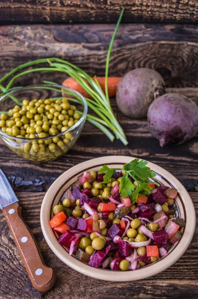 Salade Vinaigrette van bieten op een houten achtergrond. Bovenaanzicht — Stockfoto