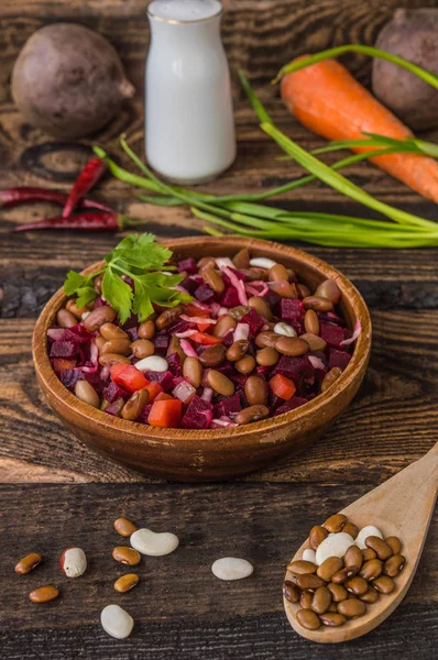 Sallad vinägrett av rödbetorna på en trä bakgrund. Ovanifrån — Stockfoto