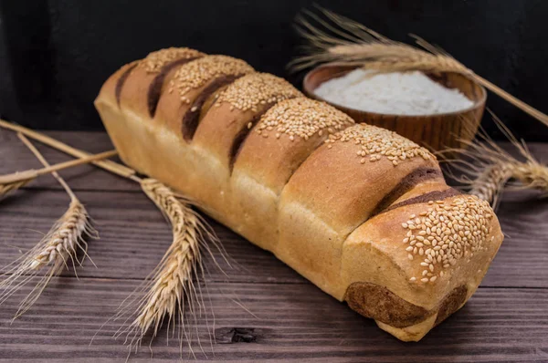 Brot hausgemachten Ursprungs. Holzuntergrund. Nahaufnahme — Stockfoto