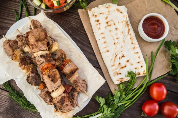 Sebzeli şiş üzerinde ahşap arka plan pişmiş domuz