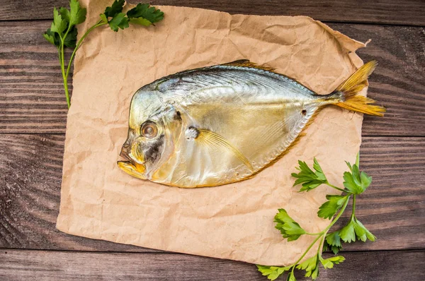 Poisson fumé Vomero et épices sur une table en bois — Photo