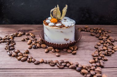 Pasta krema koyu ahşap arka plan ile. Yakın çekim