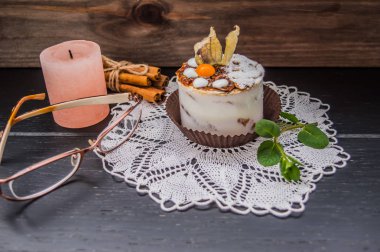 Pasta krema koyu ahşap arka plan ile. Üstten Görünüm. Yakın çekim