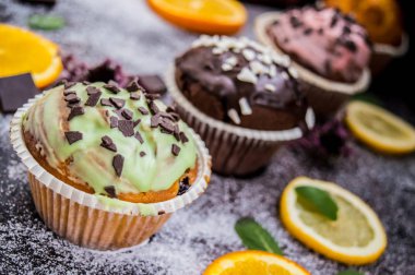 Meyve ve karanlık bir arka plan üzerine pudra şekeri ile cupcakes. Üstten Görünüm. Yakın çekim