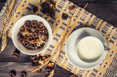 Müsli ve taze süt kahvaltı. Ahşap bir arka plan üzerinde. Üstten Görünüm. Yakın çekim