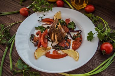 Masanın üzerine sebzeli Pike pişmiş. Ahşap rustik arka plan. Üstten Görünüm. Yakın çekim