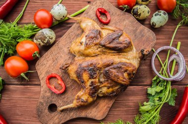 Ahşap kurullarında yeşillikleri ile kavrulmuş bıldırcın. Üstten Görünüm. Yakın çekim