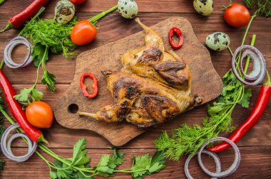 Ahşap kurullarında yeşillikleri ile kavrulmuş bıldırcın. Üstten Görünüm. Yakın çekim