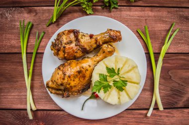 Kızarmış tavuk budu. Ahşap rustik arka plan. Üstten Görünüm. Yakın çekim