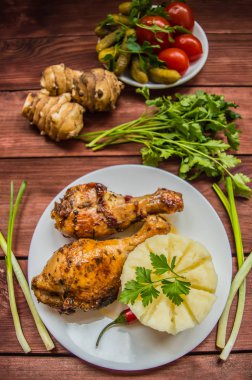 Kızarmış tavuk budu. Ahşap rustik arka plan. Üstten Görünüm. Yakın çekim