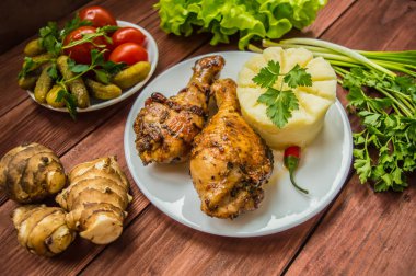 Kızarmış tavuk budu. Ahşap rustik arka plan. Üstten Görünüm. Yakın çekim