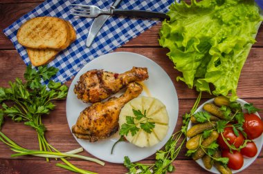 Kızarmış tavuk budu. Ahşap rustik arka plan. Üstten Görünüm. Yakın çekim