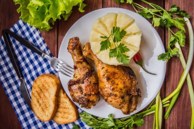 Kızarmış tavuk budu. Ahşap rustik arka plan. Üstten Görünüm. Yakın çekim