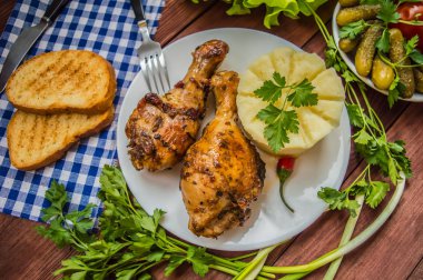 Kızarmış tavuk budu. Ahşap rustik arka plan. Üstten Görünüm. Yakın çekim