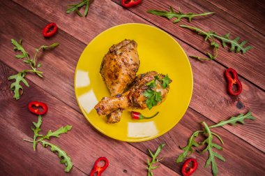 Kızarmış tavuk budu. Ahşap rustik arka plan. Üstten Görünüm. Yakın çekim