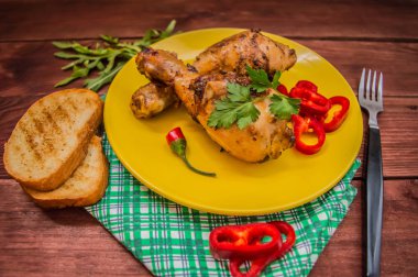 Kızarmış tavuk budu. Ahşap rustik arka plan