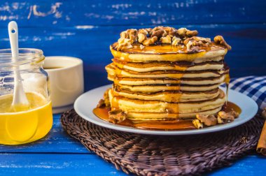 Ceviz ve pekmez Kahvaltıda krep. Yakın çekim