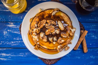 Ceviz ve pekmez Kahvaltıda krep. Yakın çekim