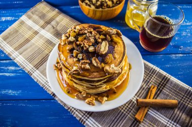 Ceviz ve pekmez Kahvaltıda krep. Yakın çekim