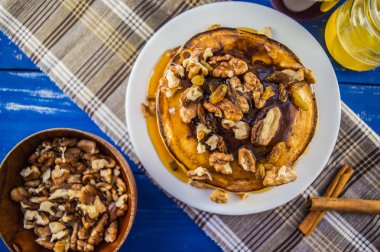 Ceviz ve pekmez Kahvaltıda krep. Yakın çekim