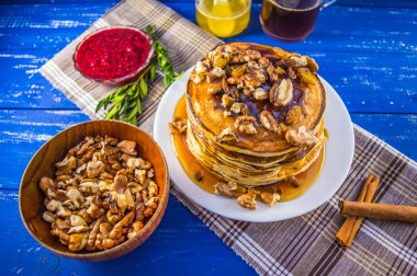 Ceviz ve pekmez Kahvaltıda krep. Yakın çekim