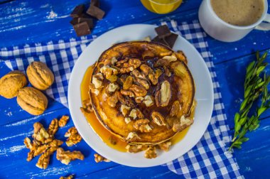 Ceviz ve pekmez Kahvaltıda krep. Yakın çekim