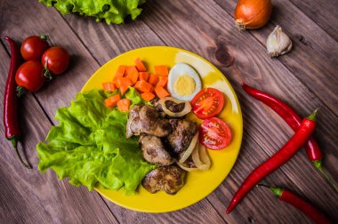 Tavuk karaciğer ve akşam yemeği için bıldırcın yumurtası. Kahverengi ahşap zemin üzerinde. Yakın çekim